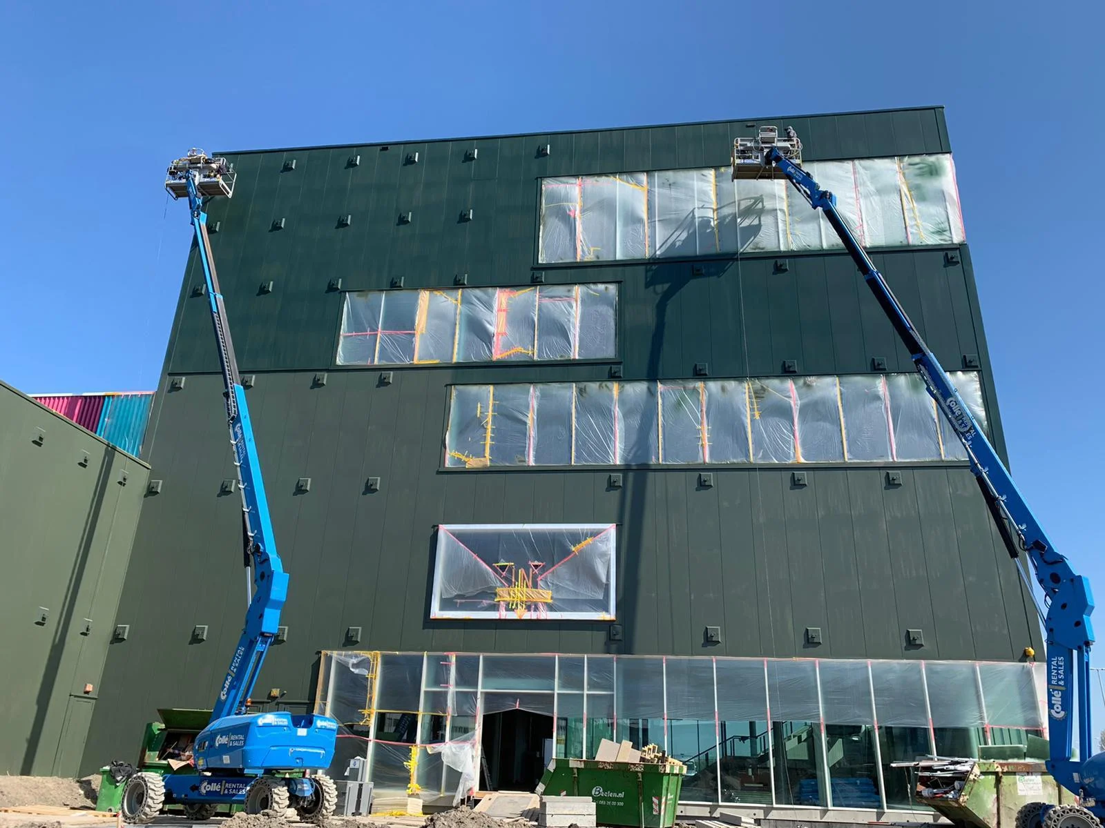 Opnieuw coaten van dak en gevelpanelen profielplaten repaint and respray refurnish of metal profiled MMR LL MR cladding (23)-4dfd937c