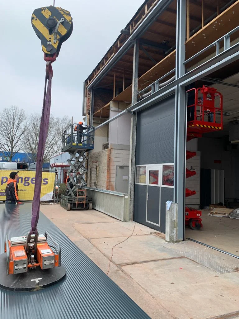 Van Heemskerk Rijssen Vervangen bedrijfsdeuren renoveren overheadeuren plaatsen loopdeuren schade replace and renovation indusrtrial doors (8)-920d0240