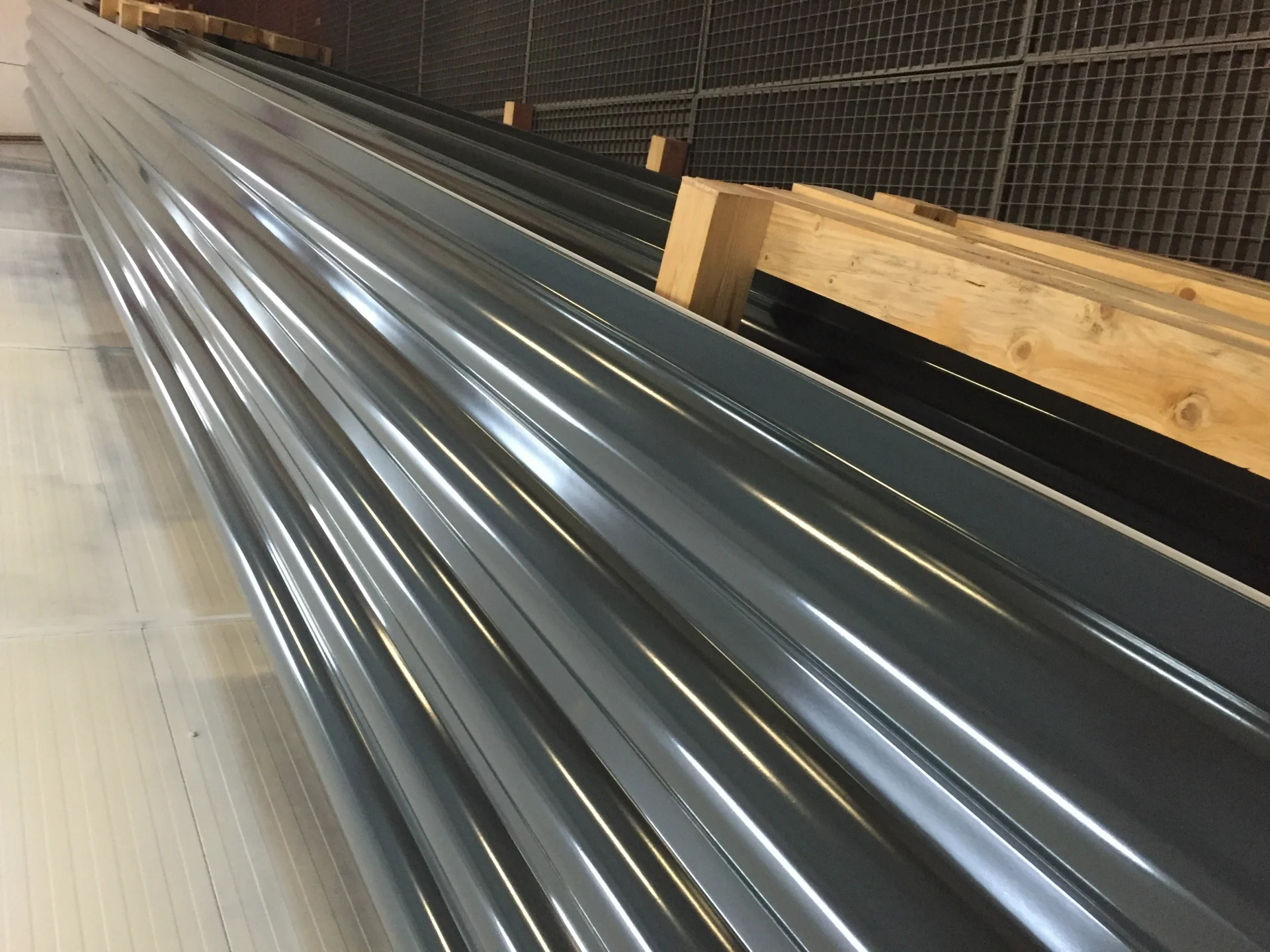 Van Heemskerk Vooraf coaten van panelen en profielplaatvooraf coaten en platen spraying panels and profiled sheets kingspan in spraybooth (1)-05d8b6b8