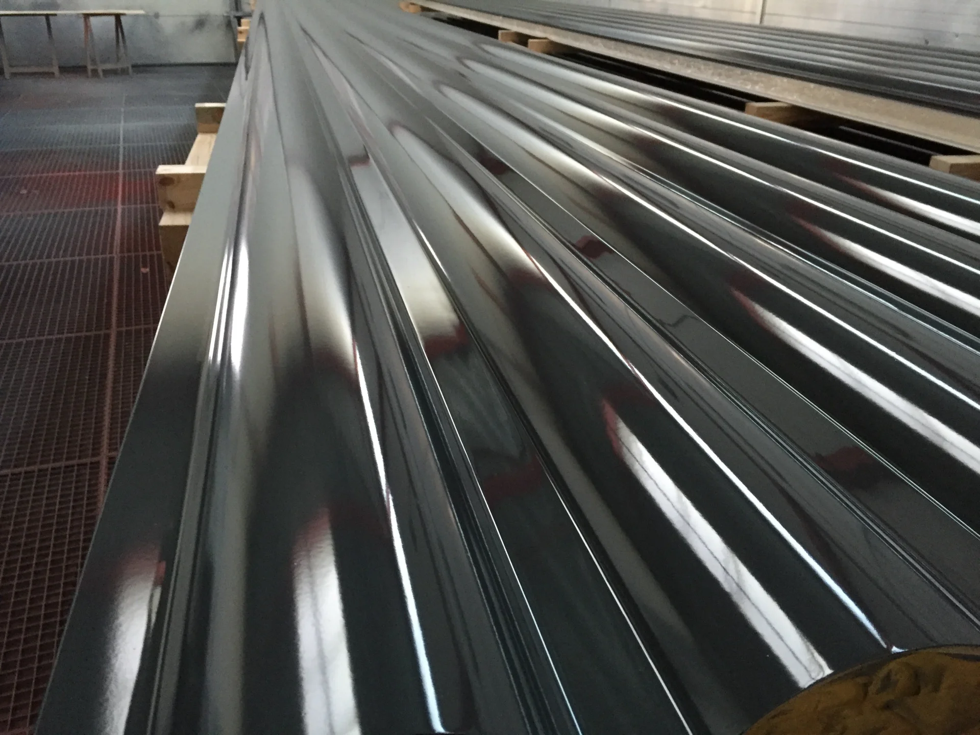 Van Heemskerk Vooraf coaten van panelen en profielplaatvooraf coaten en platen spraying panels and profiled sheets kingspan in spraybooth (3)-3c099d71